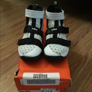 Boys LeBron Soldier 10